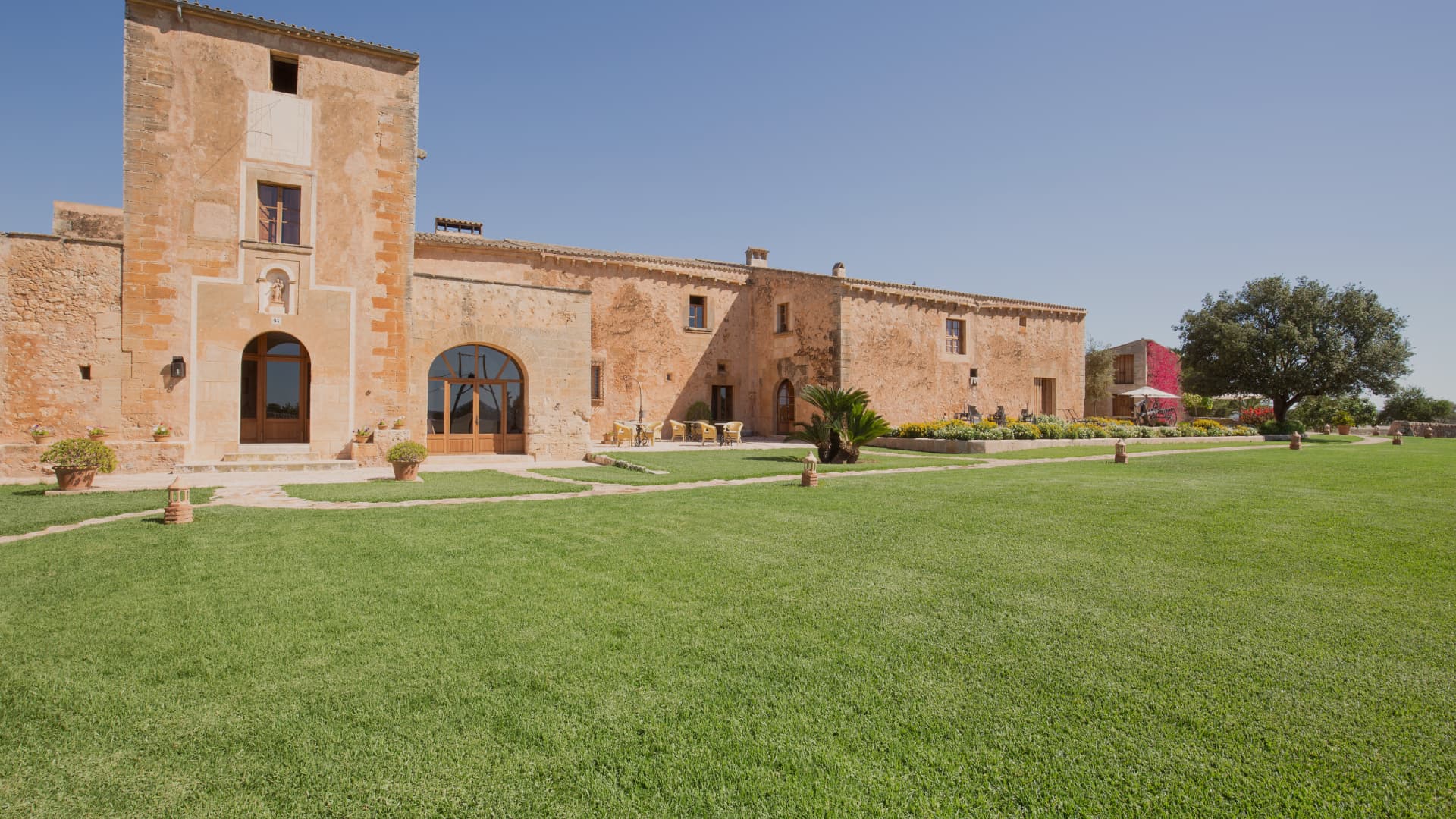 Vista general de la fachada y los jardines del Hotel Son Comet, ubicado en Campos, Mallorca.