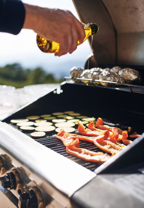 Hortalizas sobre la parrilla de una barbacoa