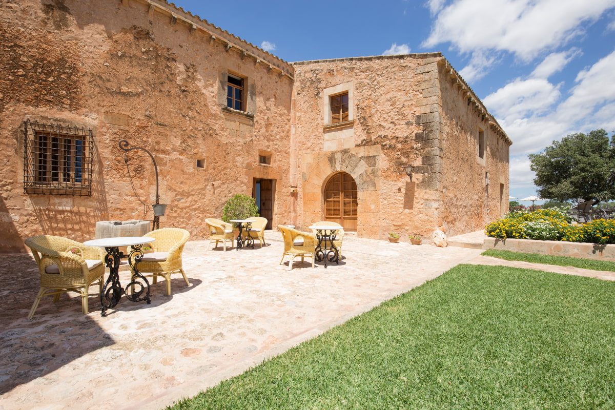 Otra perspectiva de la terraza exterior del hotel