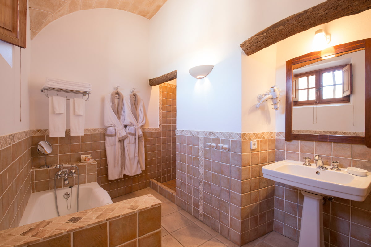 Bathroom with bathtub and vaulted ceilings