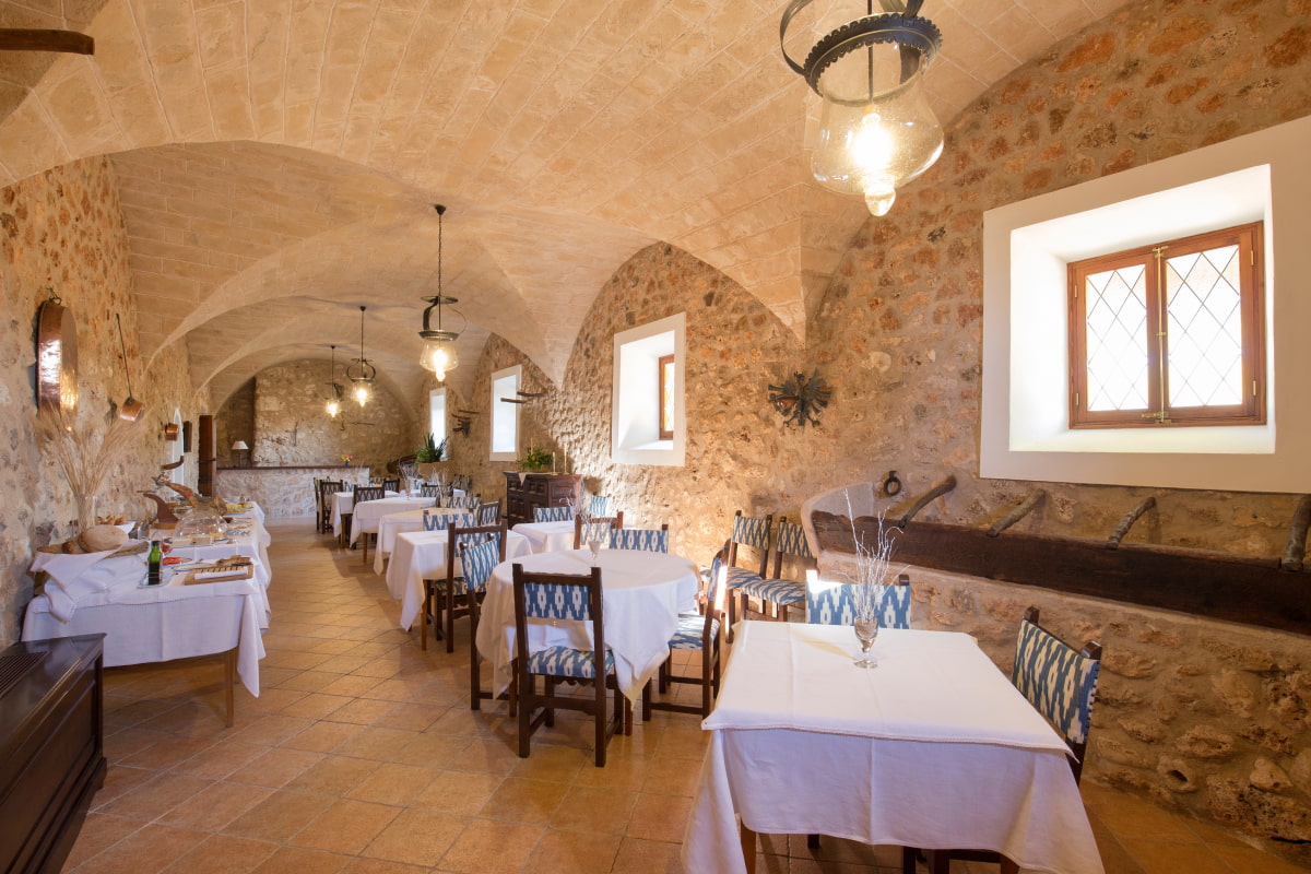 General view of the indoor dining room