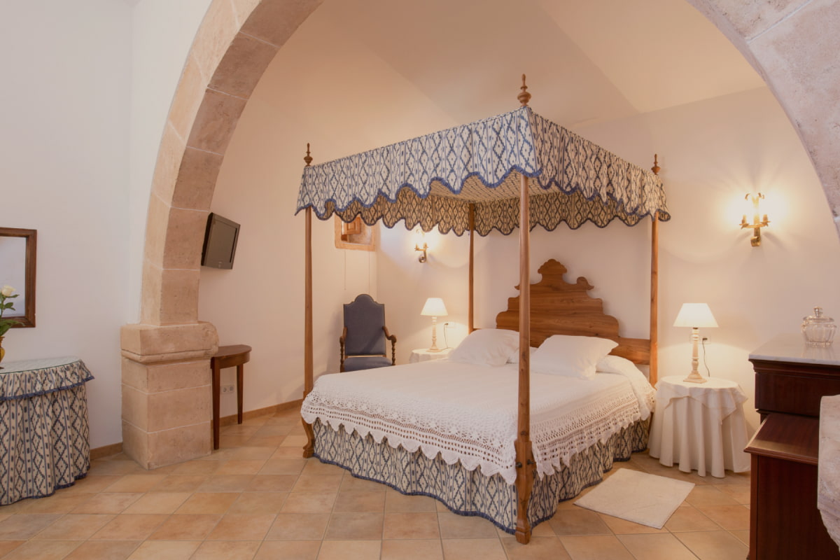 Four-poster double bed with traditional Mallorcan textiles