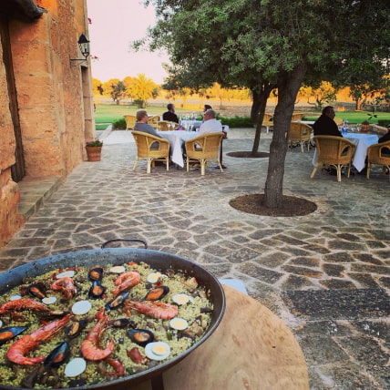 Paella servida en la terraza exterior