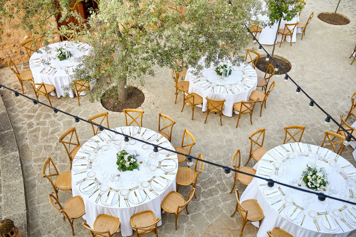 Mesas redondas montadas para un banquete nupcial