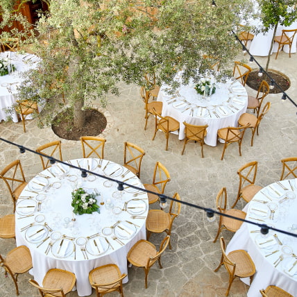 Mesas redondas montadas para un banquete nupcial