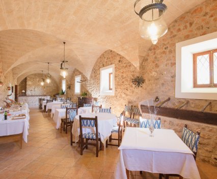 Comedor interior con techos abovedados y decoración tradicional mallorquina.