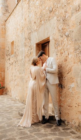 Pareja de novios en las instalaciones de Son Cosmet después de celebrar su boda.