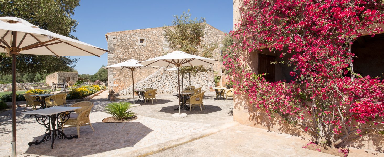 Amplia terraza exterior del Hotel Son Cosmet, con bonitas vistas al campo