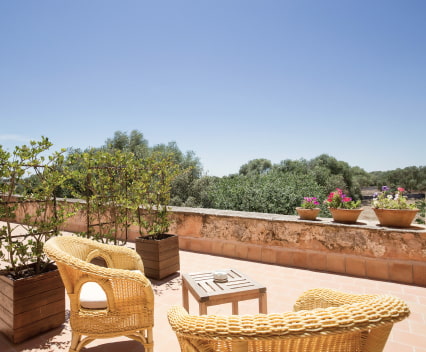 Große Terrasse mit Korbstühlen und spektakulärem Blick auf die Landschaft