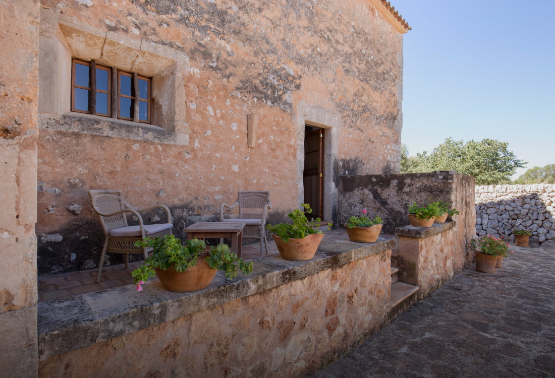 Terrasse im Erdgeschoss mit direktem Zugang zum Garten